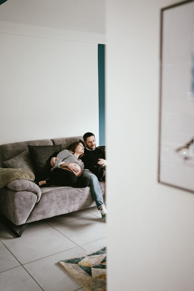Un couple assis sur un canapé dans un salon.