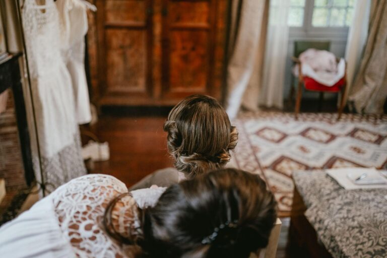 Une mariée se prépare dans une pièce avec un miroir, sur le point d'être temoin de mariage.