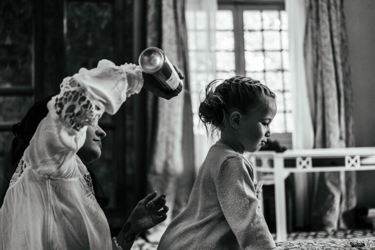 Une petite fille tient une bouteille d'eau, etre temoin de mariage.