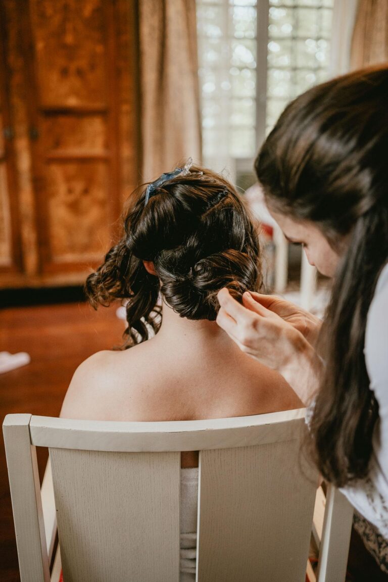 Une femme se fait coiffer sur une chaise pour être témoin de son mariage.