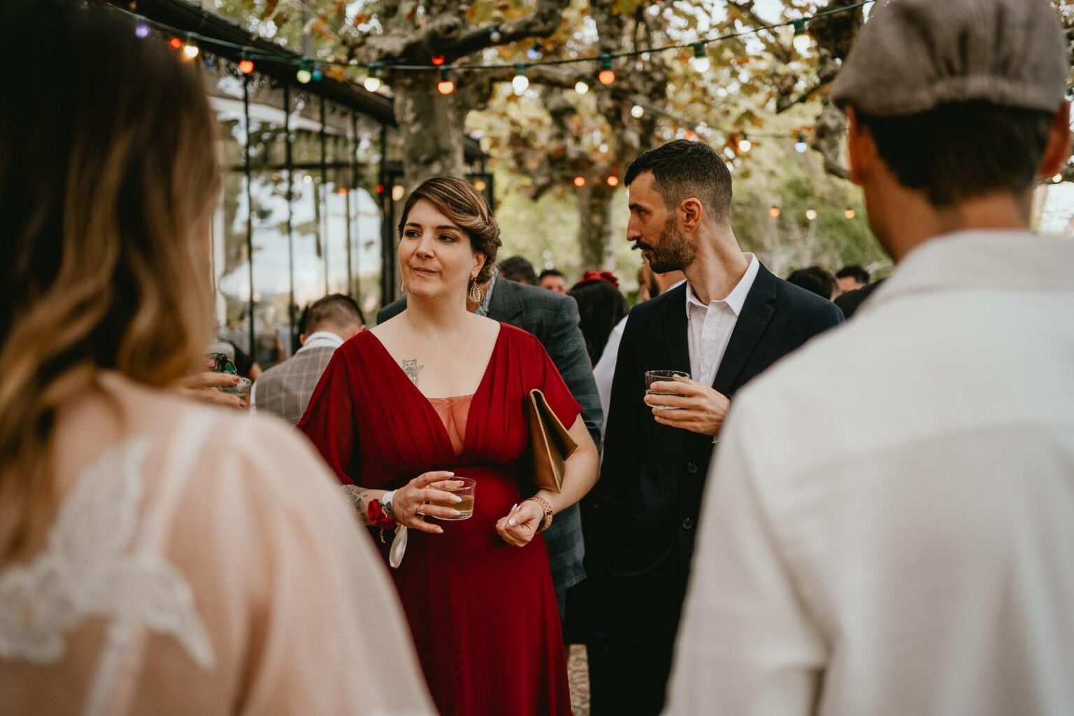 Un groupe de personnes parlant lors d'un événement de mariage en plein air, etre temoin de mariage.