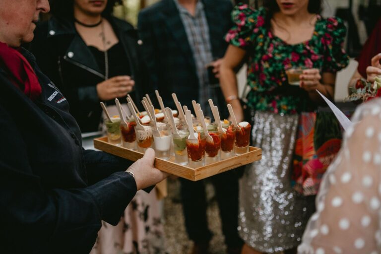 Un groupe de personnes servant des boissons lors d’un mariage.