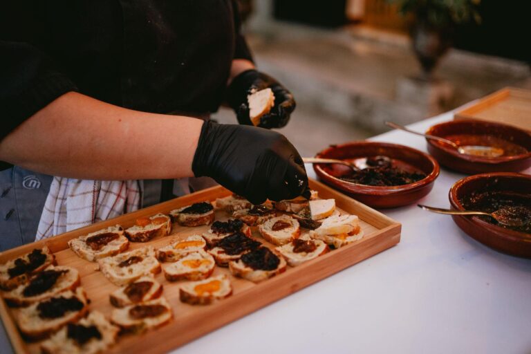 Une femme prépare à manger sur un plateau en bois pour assister à un mariage.