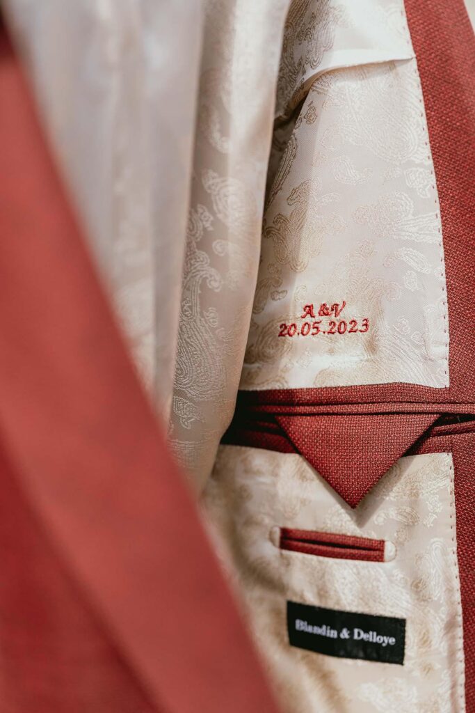 Un costume rouge et blanc avec une étiquette, parfait pour un mariage hippie.