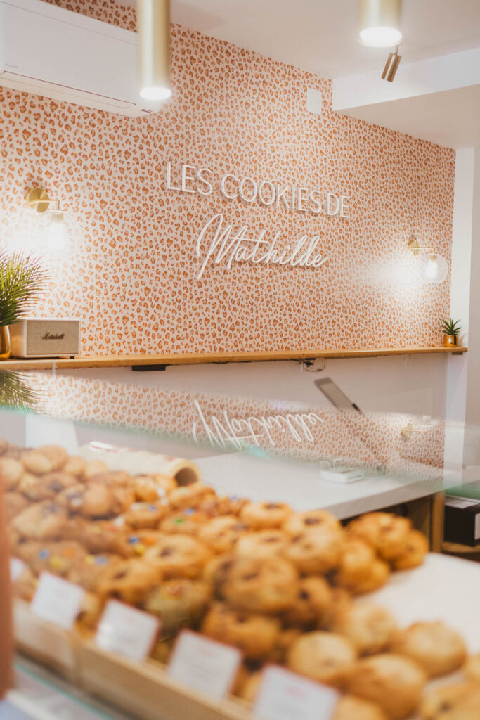 Une boulangerie avec de nombreux biscuits de Mathilde exposés.