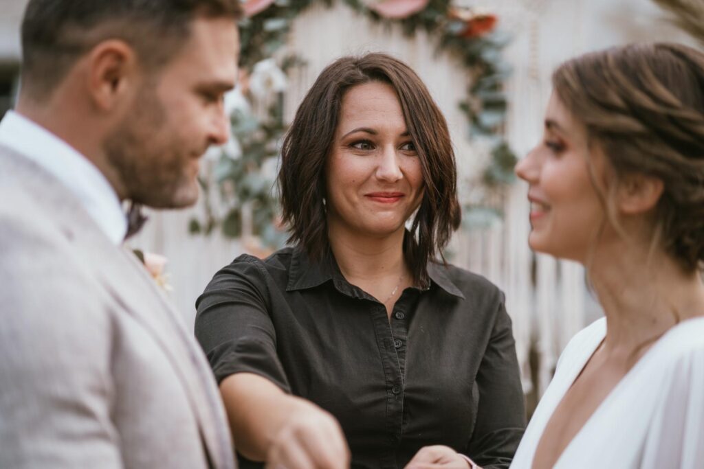 Des mariés échangeant leurs alliances lors d'un mariage organisé par un wedding organisateur réputé dans les Landes.