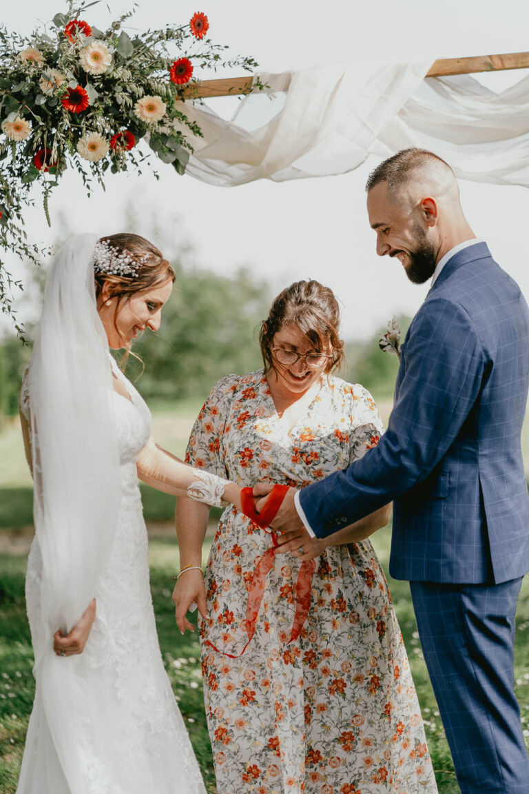 Des mariés échangent leurs alliances lors de leur cérémonie de mariage officiée dans les Landes.