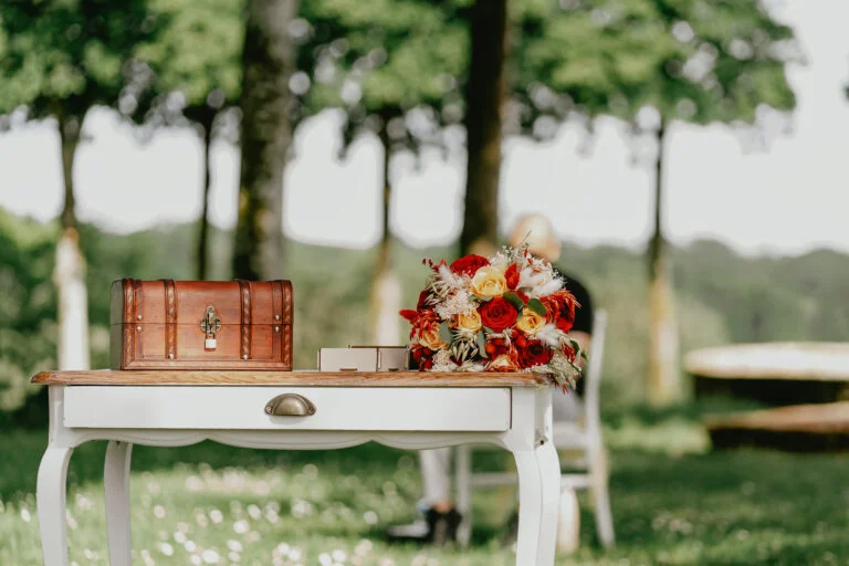 table vintage de cérémonie laïque avec coffre et bouquet.