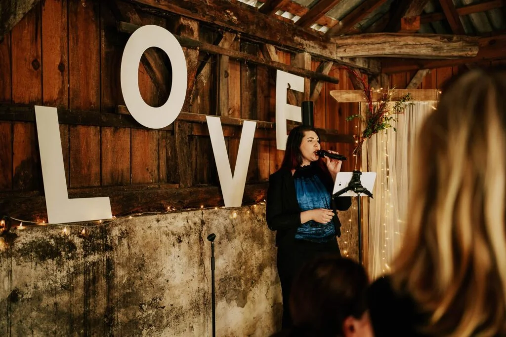 Une chanteuse se tient devant une pancarte qui dit amour.