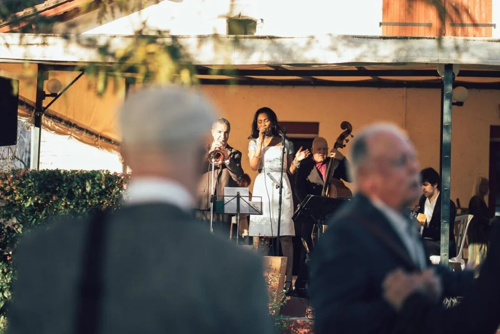 Un groupe de personnes écoutant de la musique lors d’un mariage en plein air dans les Landes.