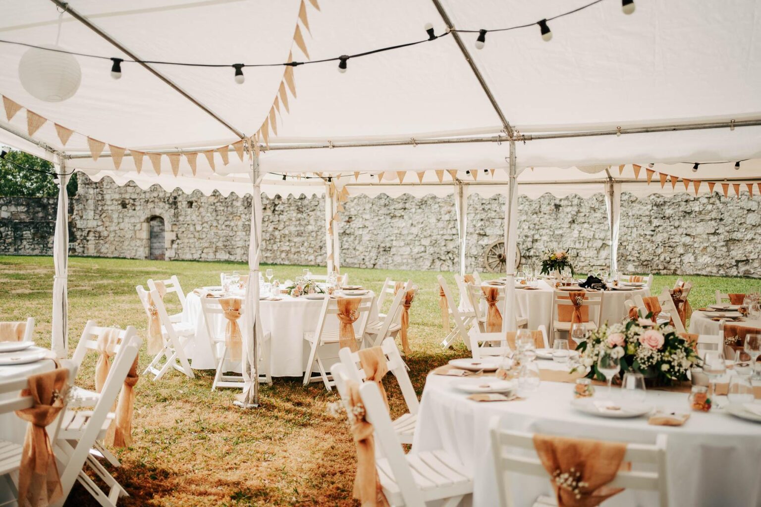 Une réception de mariage organisée dans un château.