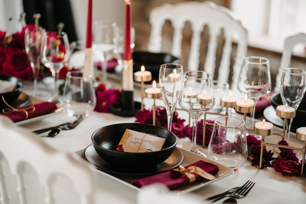 Une table de mariage noire et bordeaux réalisée par fleuriste mariage landes.