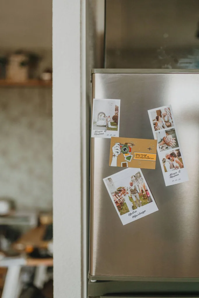 magnet personnalisé pour mariés sur un frigo