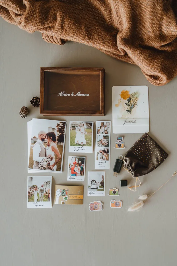 coffret en bois personnalisé avec photos imprimées des mariés et goodies