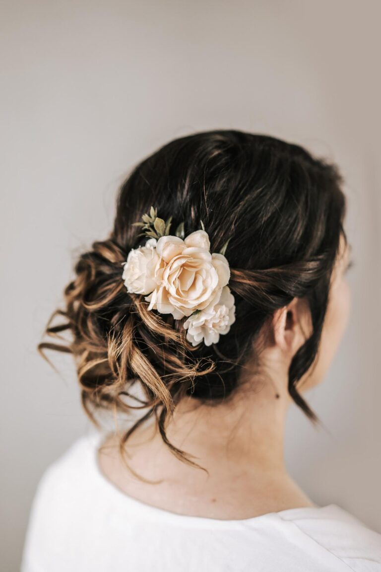 La vue arrière d'une femme avec une coiffeuse mariage landes fleur pince à cheveux.