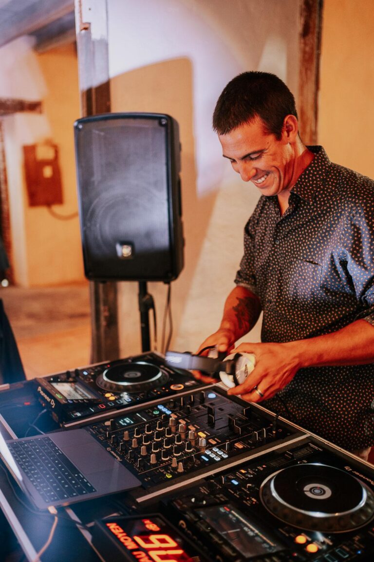 Un homme Djmariage débarque lors d'une soirée.