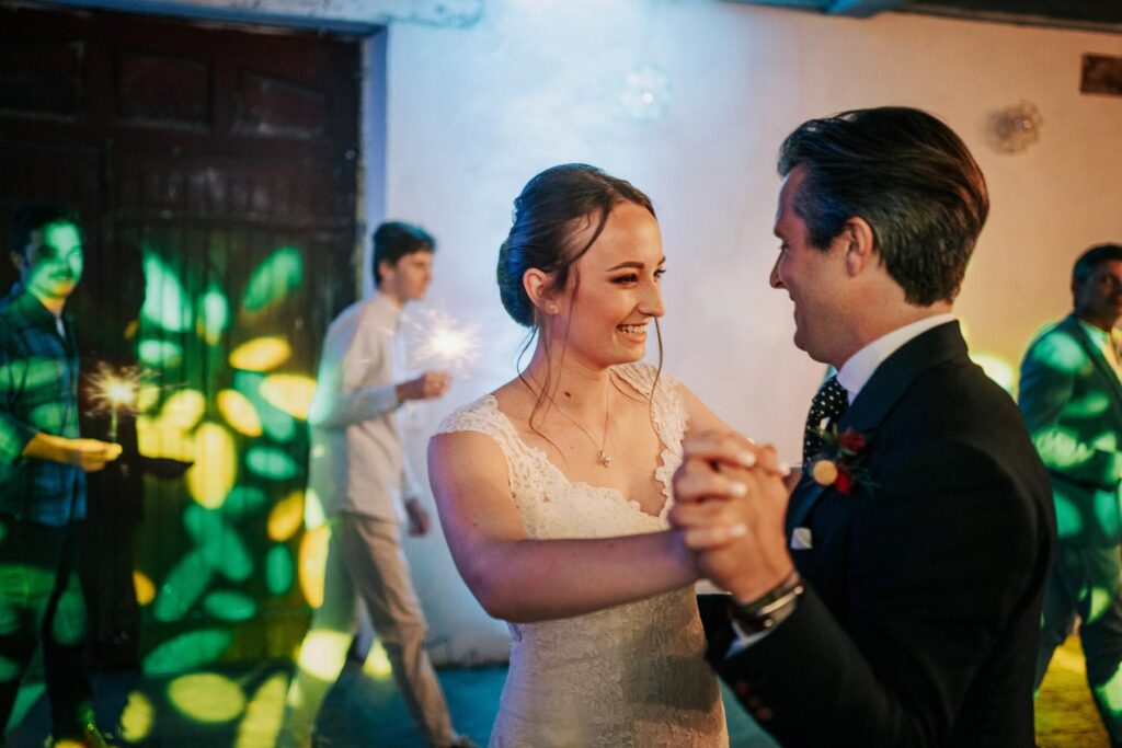 Des mariés dansent lors de leur réception de mariage, avec Djmariage landes au service de la musique.