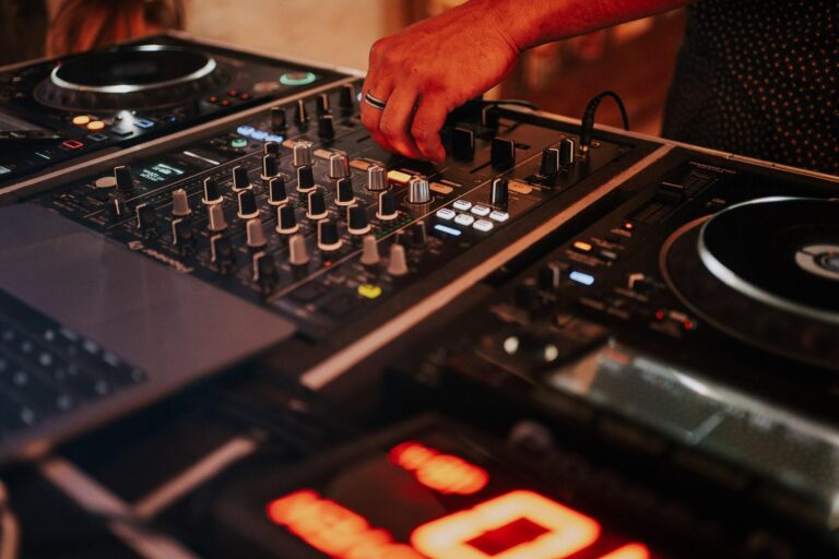 Un DJ mixe de la musique sur une table de mixage DJ pour un mariage dans les Landes.