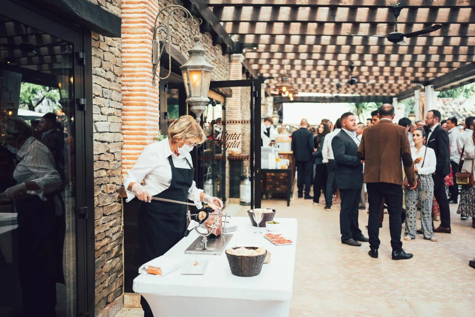 Une femme prépare à manger lors d’un événement en plein air.