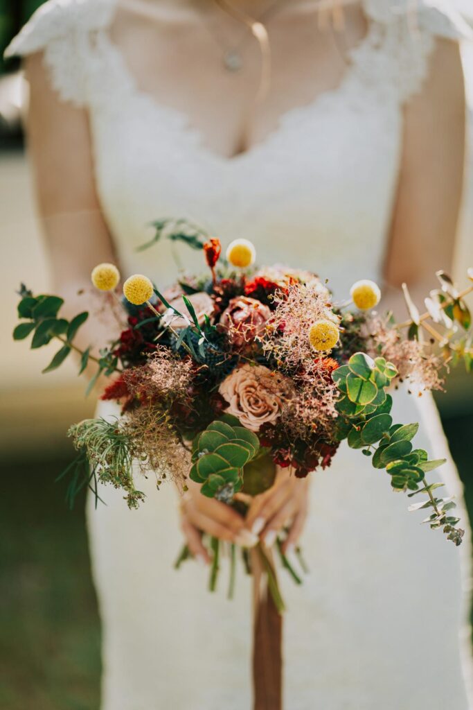 Une mariée tenant un bouquet de fleurs de mariage.