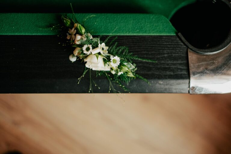 Un bouquet de fleurs du "fleuriste mariage Capbreton" trône sur une table de billard.