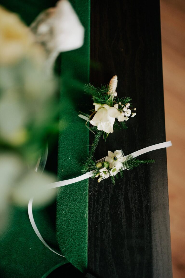 Un bouquet de fleurs blanches d'un "fleuriste mariage Capbreton" sur une table verte.