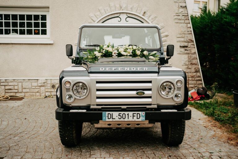 Un land rover garé devant un mariage fleuriste à Capbreton.