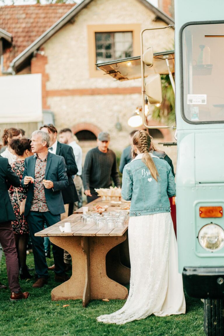 Un groupe de personnes debout autour d’un food truck landais.