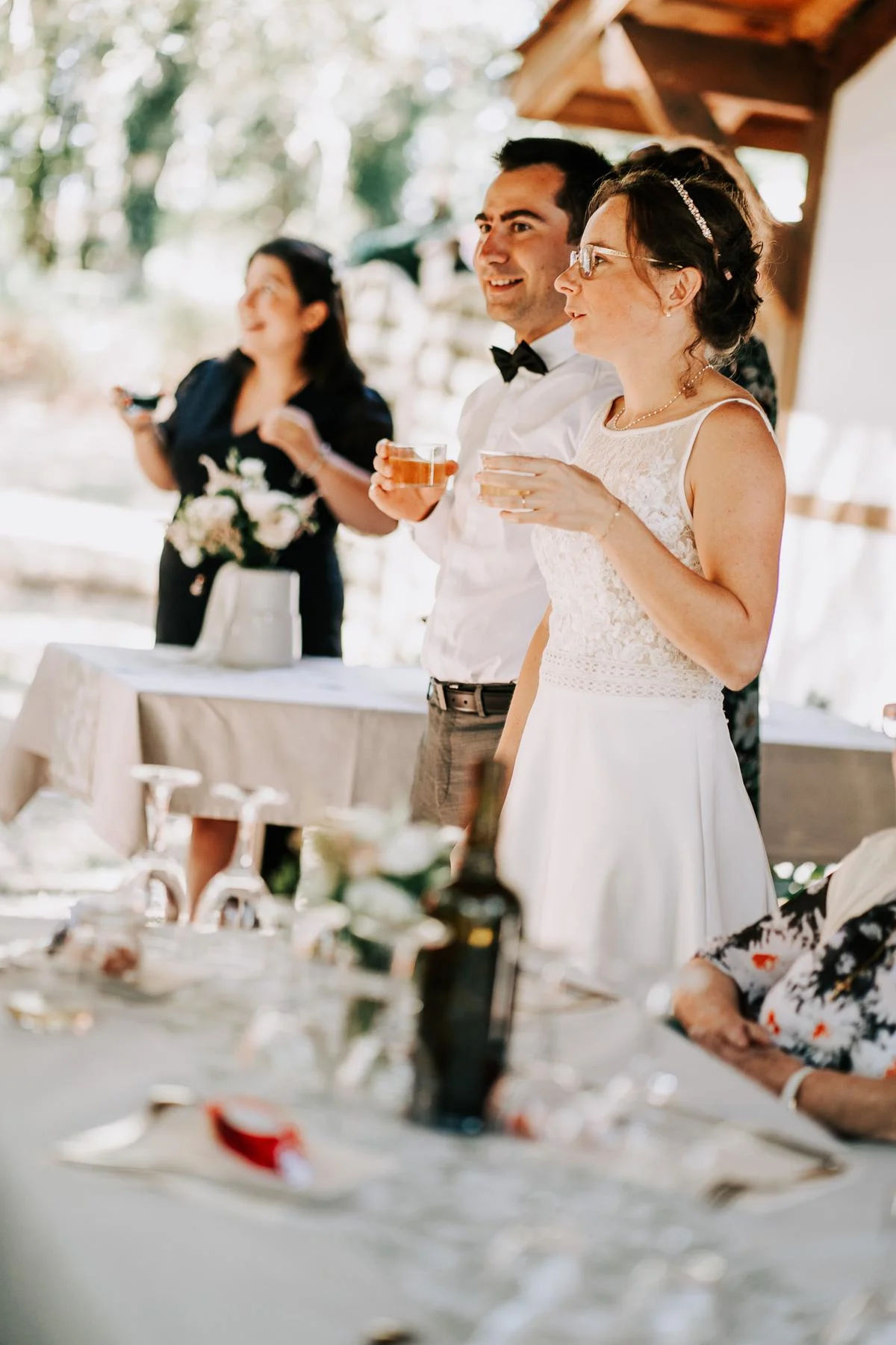 Des mariés qui portent un toast à leur vin d'honneur, à Dax.