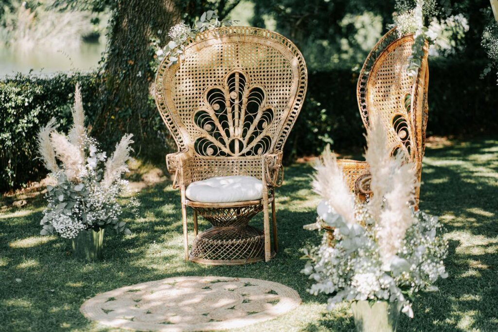Des chaises en osier dans un jardin.