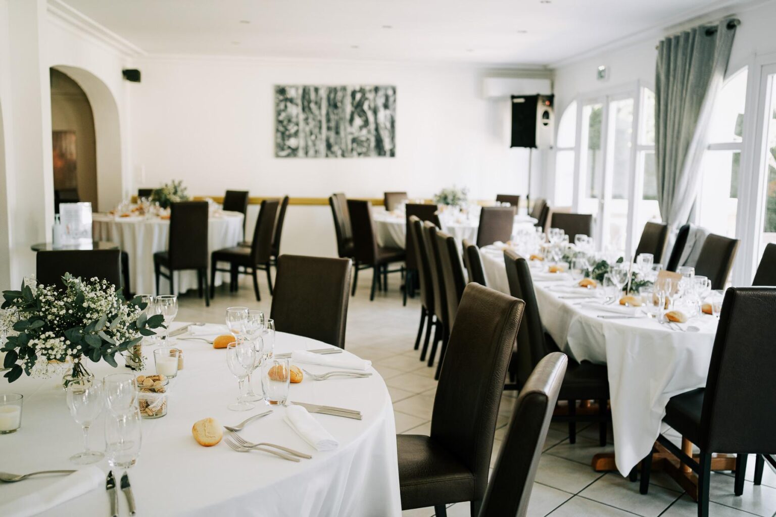 Une salle avec tables et chaises.