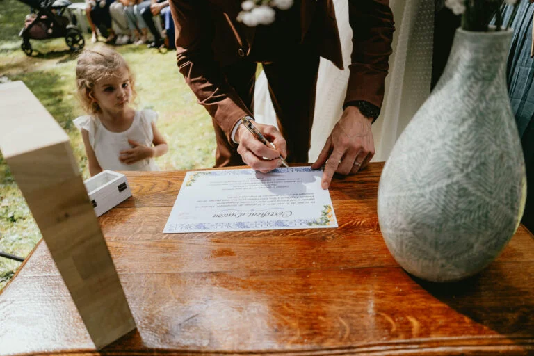 Un homme célébrant un mariage devant une petite fille.
