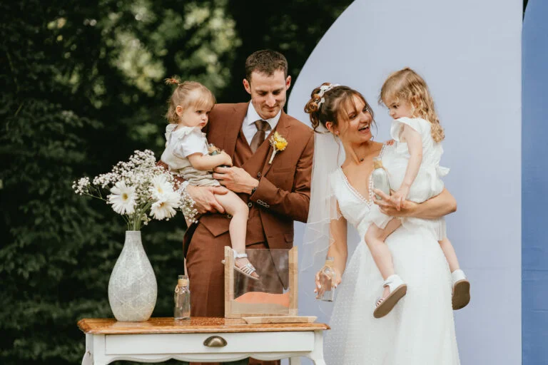 Des mariés avec leurs enfants et célébrant leur mariage dans les Landes.