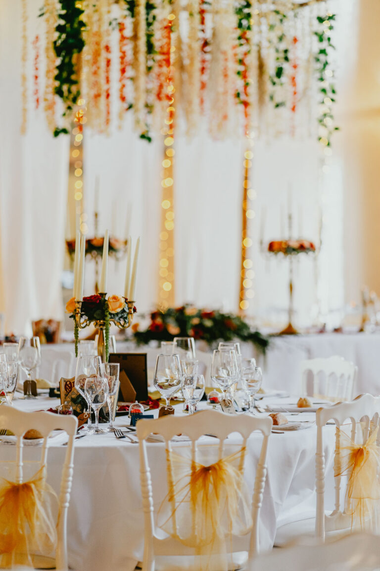 Une réception de mariage dressée avec des tables blanches et des fleurs dans les Landes.