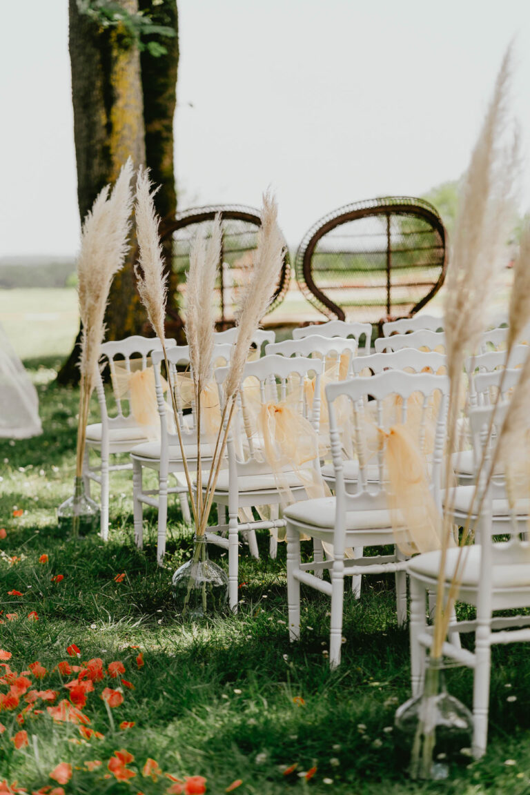 Une cérémonie de mariage installée avec chaises et fleurs dans le magnifique lieu matériel mariage Landes.