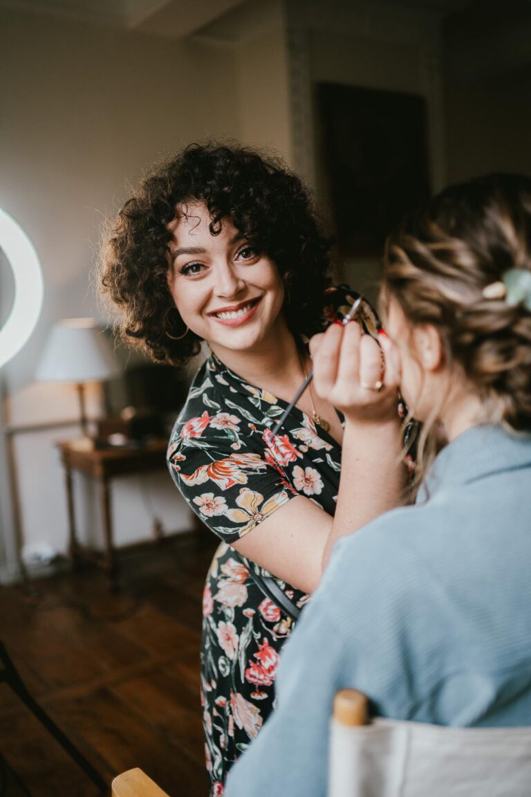 Une mariée se faisant maquiller par une maquilleuse mariage landaise.