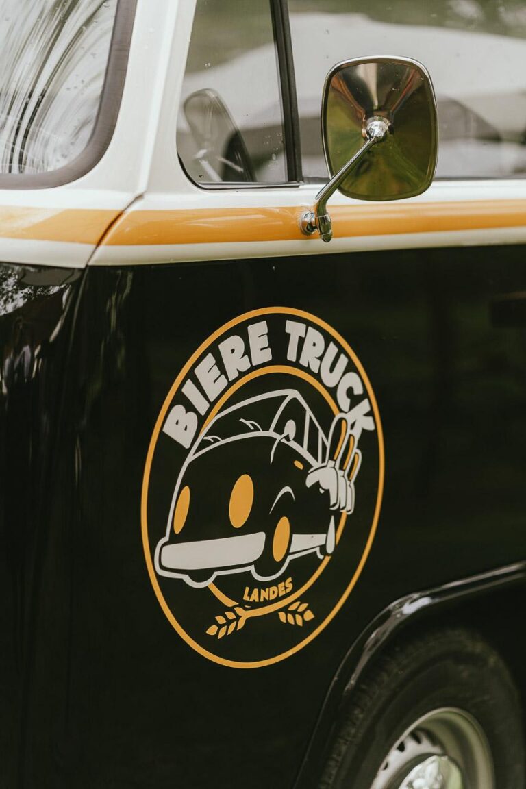 Un bus VW avec le logo d'un camion Biere Landes.