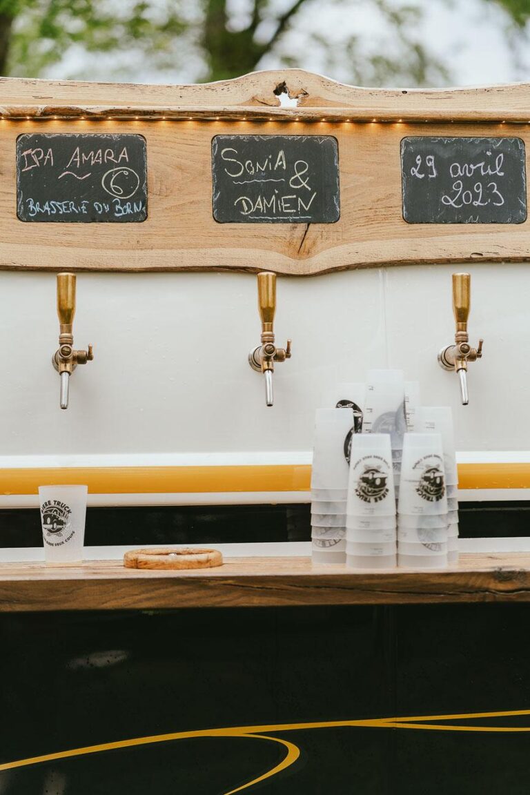 Un food truck bière avec un tableau dessus.