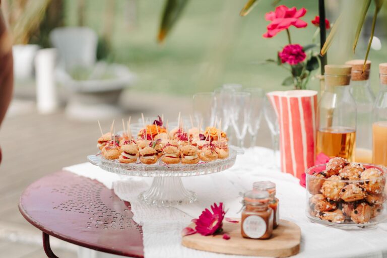 Une table avec des snacks et des boissons de Jeanne et Lulu.