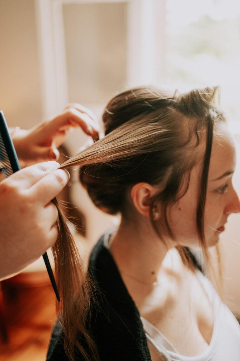 Une femme se fait coiffer par une coiffeuse pour son mariage dans les Landes.