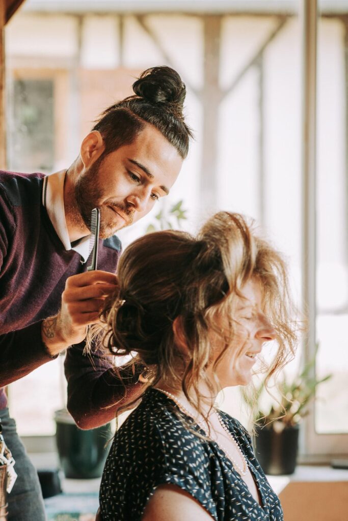 Une femme se fait coiffer par un coiffeur pour son mariage à Dax.