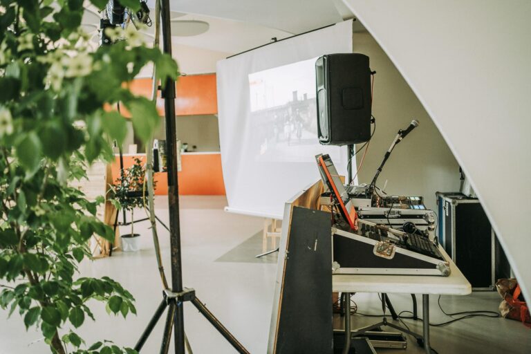 Une salle avec un projecteur, une centrale et du matériel Djmariage Landes.