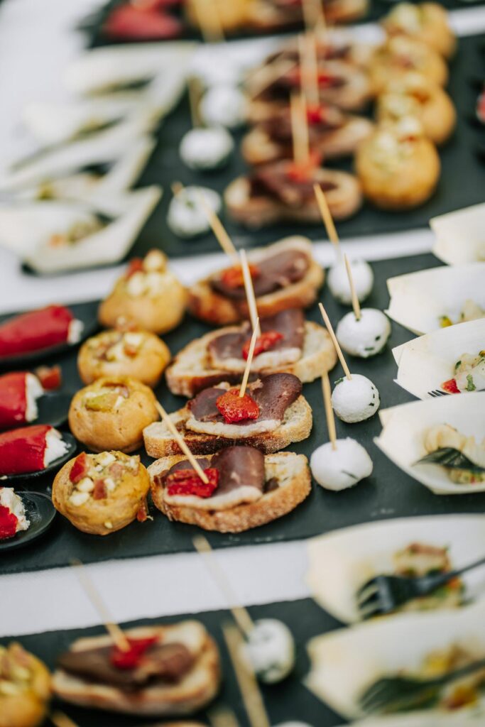 Un plateau d'entrées, entre délices & malices, sur une table.