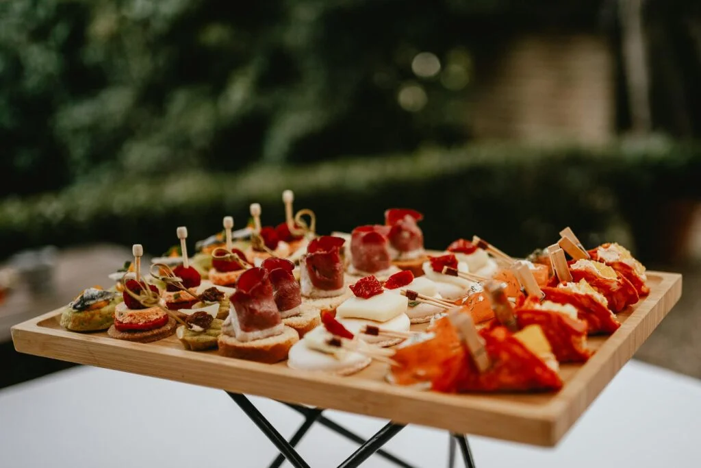 Un plateau en bois avec une variété d'entrées pour les événements Eizmendi.