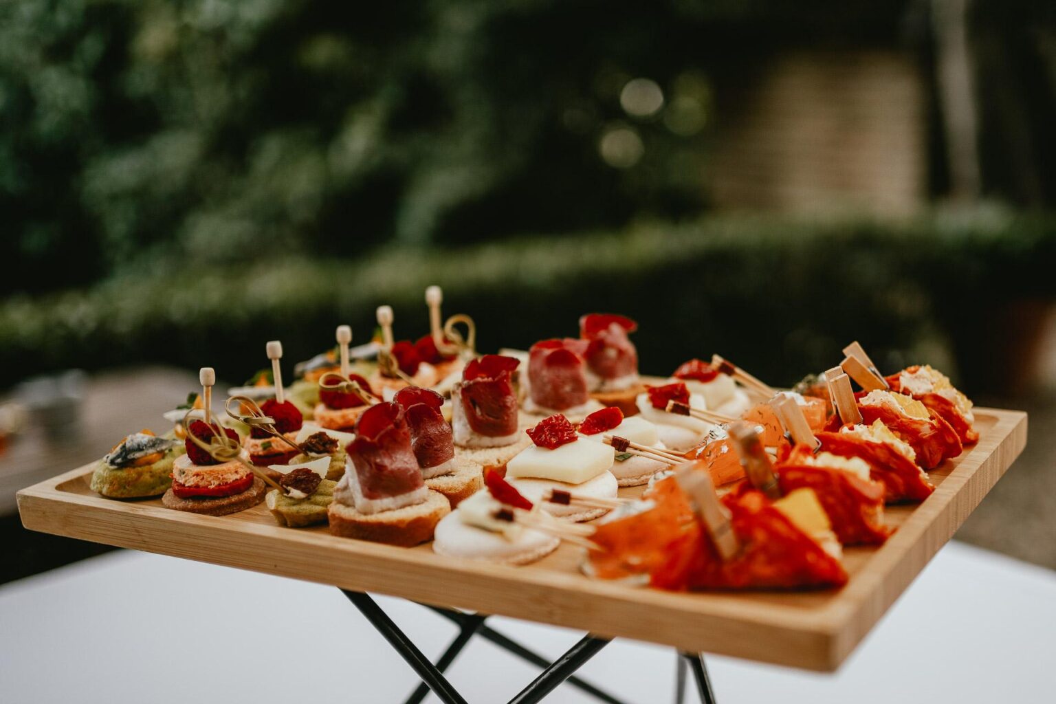 Un plateau en bois avec une variété d'entrées pour les événements Eizmendi.