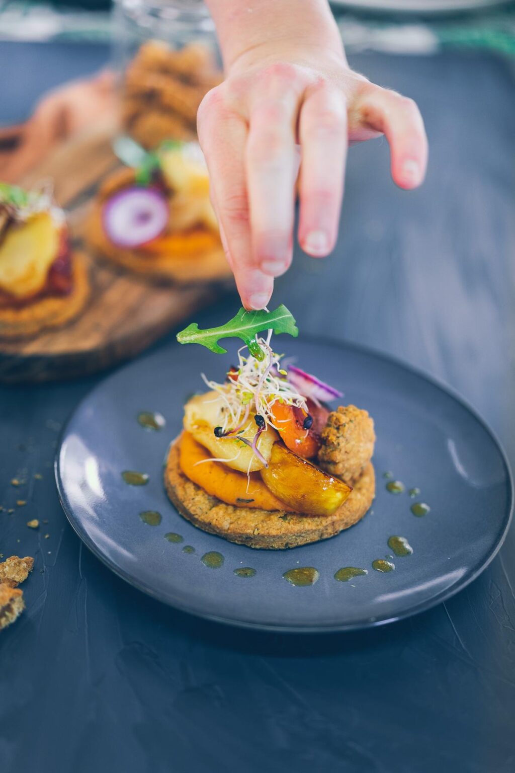 Un traiteur préparant des plats dans une assiette pour un mariage dans les Landes.