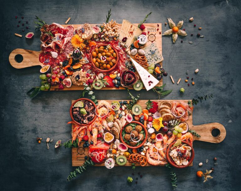 Deux planches à découper en bois avec Arroz Y Tapas dessus.