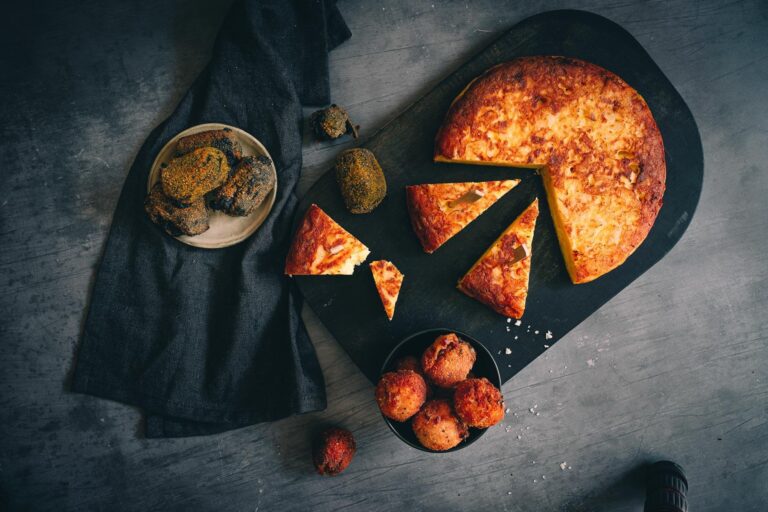 Une assiette avec un morceau de pain et un morceau de fromage, aux côtés d'Arroz y Tapas.
