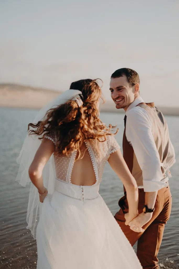 Des mariés dansant sur la plage des Landes.