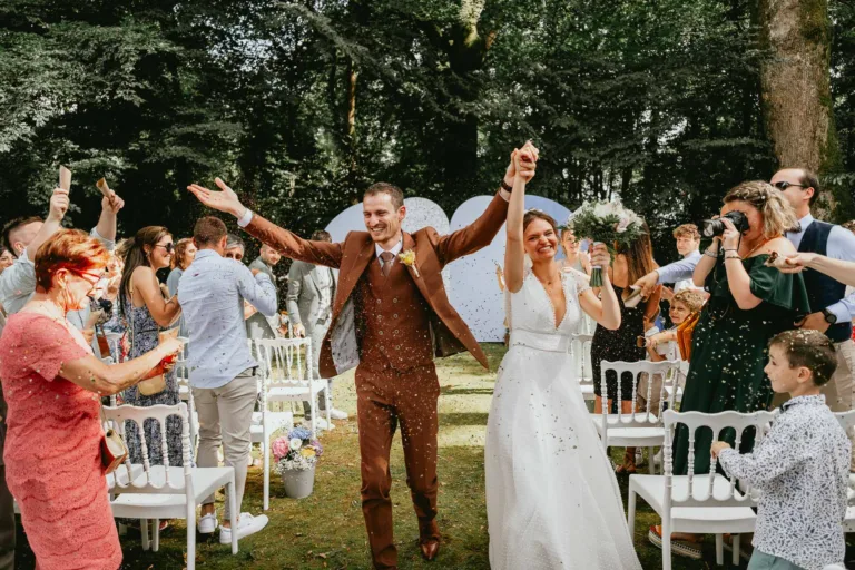 Des mariés marchent dans l'allée lors d'un mariage en plein air à la grange de Meysonnave.